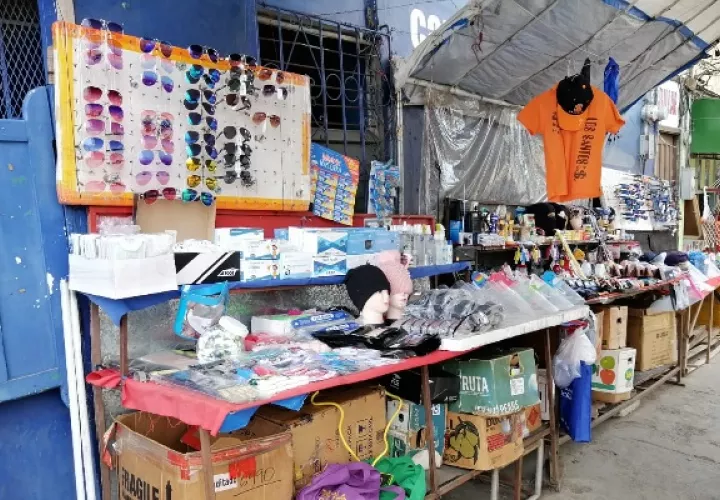 En Las Tablas, la buhonería está concentrada en el paseo Carlos López y la avenida Belisario Porras, donde los comerciantes venden desde mascarillas, lentes de sol y otros artículos al por menor, hasta prendas típicas.