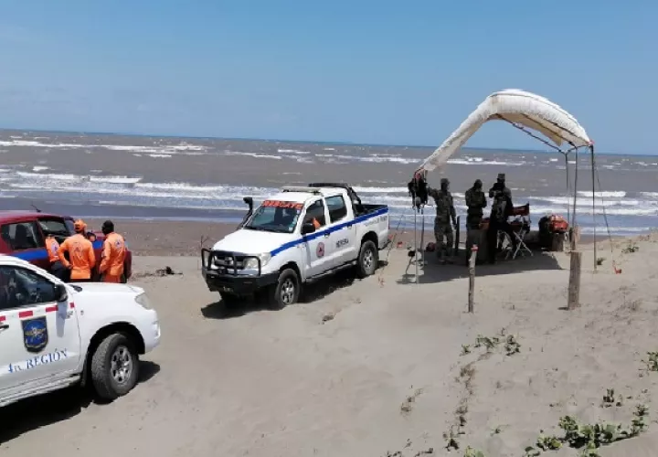 El cuerpo del pescador se mantuvo a orillas de la playa, hasta que llegaron unidades del Ministerio Público para iniciar la investigación pertinente.