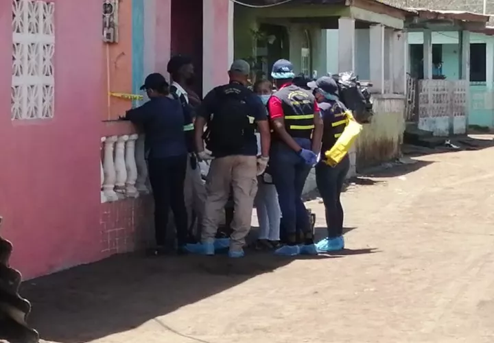 Autoridades en la casa donde la mujer hirió mortalmente con arma blanca a su pareja. Foto: Diómedes Sánchez