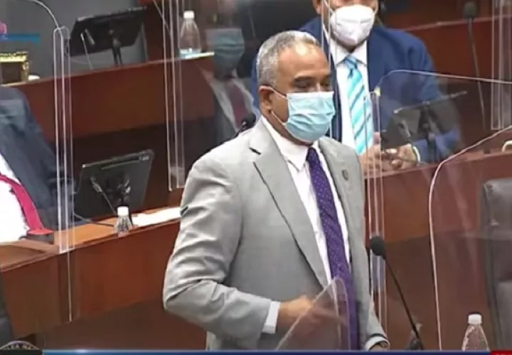 Mariano López defendió el proyecto de ley de certificación.