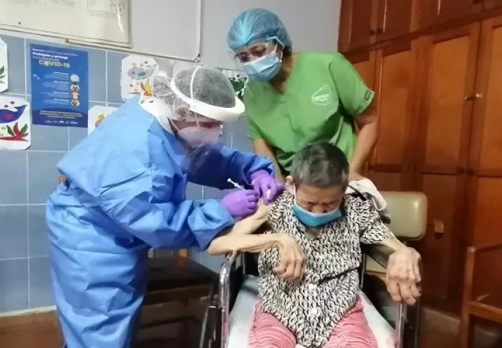 Los adultos mayores son los  más vulnerables al virus.