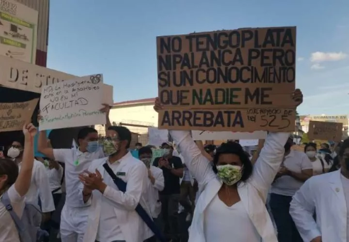 Los médicos aseguran que posponer el examen de certificación luego de finalizado el internado, pone en peligro a la población más vulnerable del país.