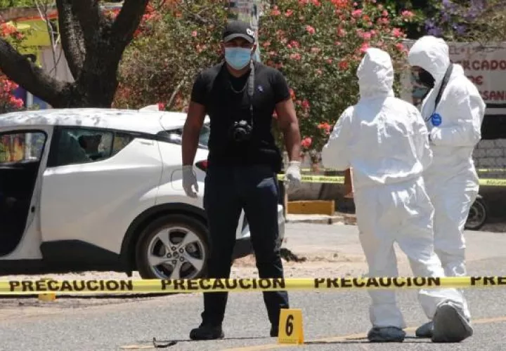 Peritos forenses y policías ministeriales laboran hoy, en la zona donde fue asesinada la precandidata, Ivonne Gallegos, en el poblado de Ocotlán de Morelos, en el estado de Oaxaca