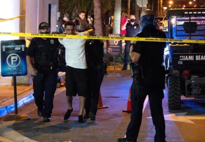 Agentes del Departamento de Policía de Miami Beach arrestan a turistas que no cumplen el toque de queda. EFE