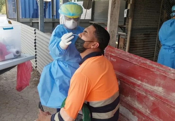 Personal de salud continúa realizando pruebas de hisopado en todo el país.  