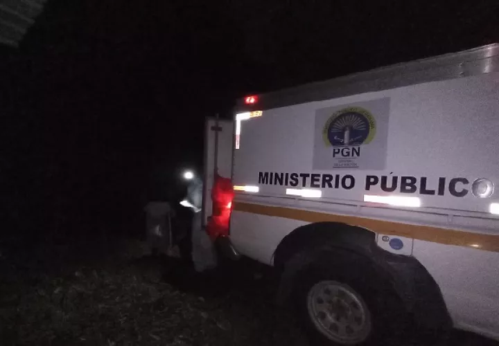 Vecinos del área indicaron que cerca las 4:00 de la tarde de ayer, miércoles, vieron a cuatro personas adentrarse en el camino hacia el punto en donde se encontró el cadáver.