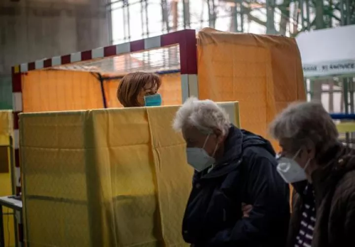 Una persona es vacunada contra la covid-19 en Praga.