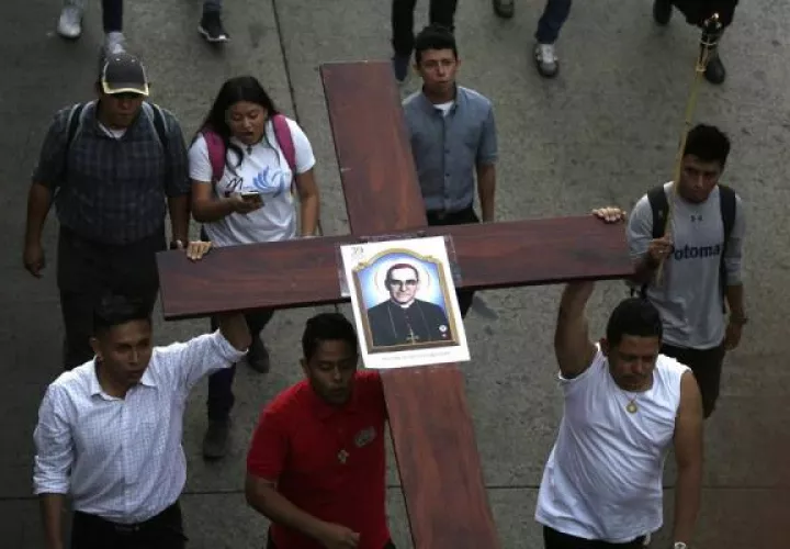 Feligreses participan en un homenaje a san Óscar Arnulfo Romero en San Salvador (El Salvador). EFE