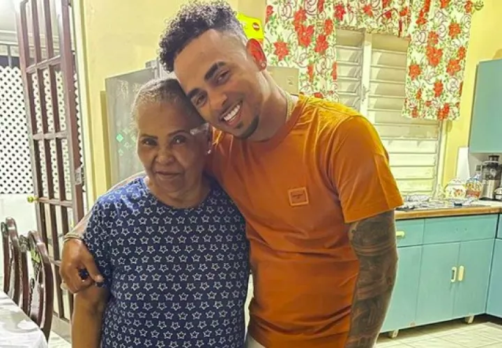 Ozuna y su abuela Neida. Foto: Instagram / @ozuna