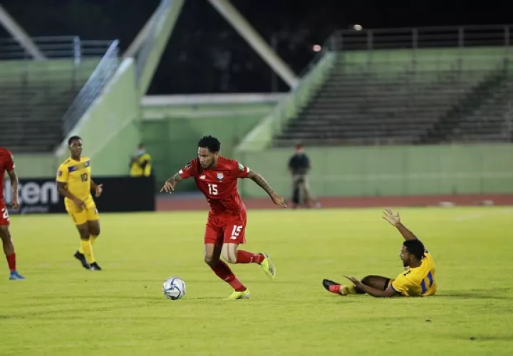 Eric Davis (izq.) en el partido contra Barbados. Foto:Fepafut