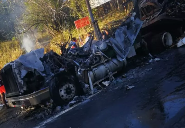 El conductor del vehículo logró salvar su vida, confirmaron las unidades del Benemérito Cuerpo de Bomberos de Panamá (BCBP).