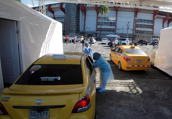 El Minsa habilitó un centro de Vacunación Express contra la covid-19 en los estacionamientos del Estadio Rommel Fernández Gutiérrez. Foto: EFE