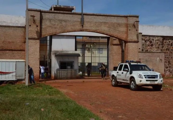 Vista de la entrada de la penitenciaría de Pedro Juan Caballero (Paraguay). 