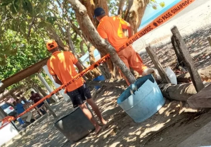 Agentes de la Policía Comarcal y los Bomberos de San Félix acudieron a la playa. Foto: José Vásquez