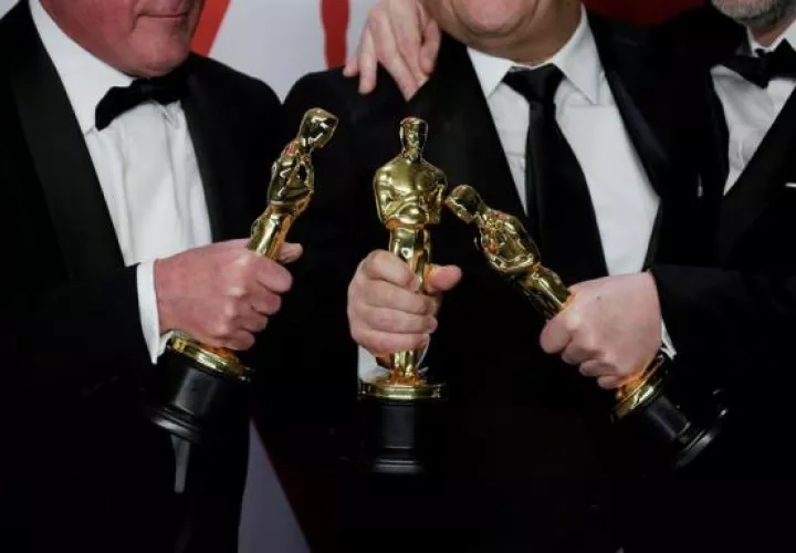 Vista de tres estatuillas en los Premios Óscar. 