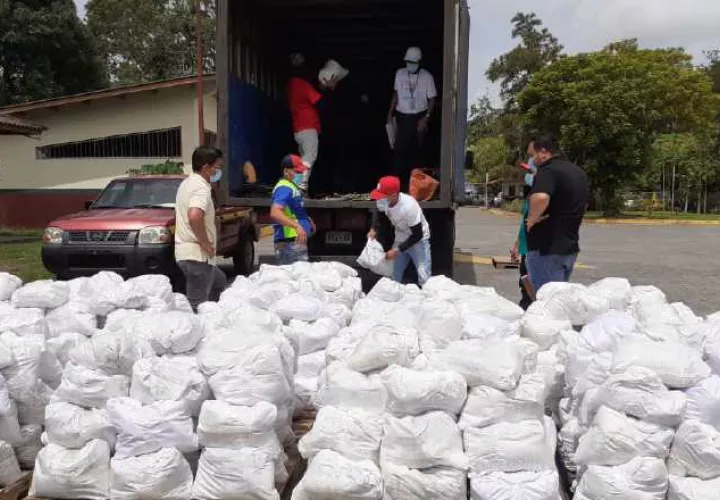 La distribución de bolsas de comida forma parte del plan Panamá Solidario que se ha manejado a través de varios ministerios. Archivo