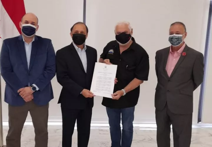 Ricardo Martinelli recibió hoy la certificación del Tribunal Electoral que legaliza oficialmente a Realizando Metas como un partido constituido. Foto: Víctor Arosemena