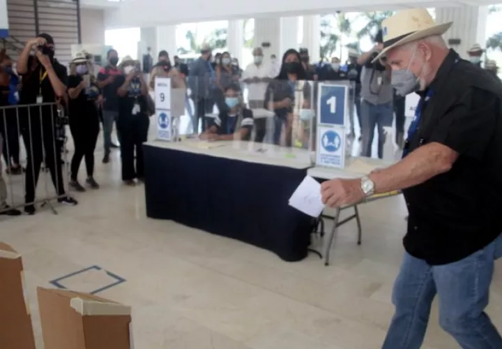 Ricardo Martinelli, expresidente de la República, en momentos en que ejercía su voto en el congreso constitutivo. Archivo