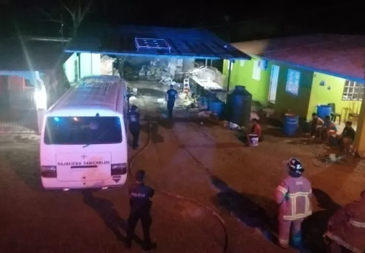 Los bomberos lograron controlar el incendio antes de que se propagara hasta una residencia cercana.