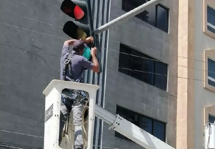 la Autoridad del Tránsito contratará a cuatro empleados de la empresa para que ayuden a dar mantenimiento a los semáforos.