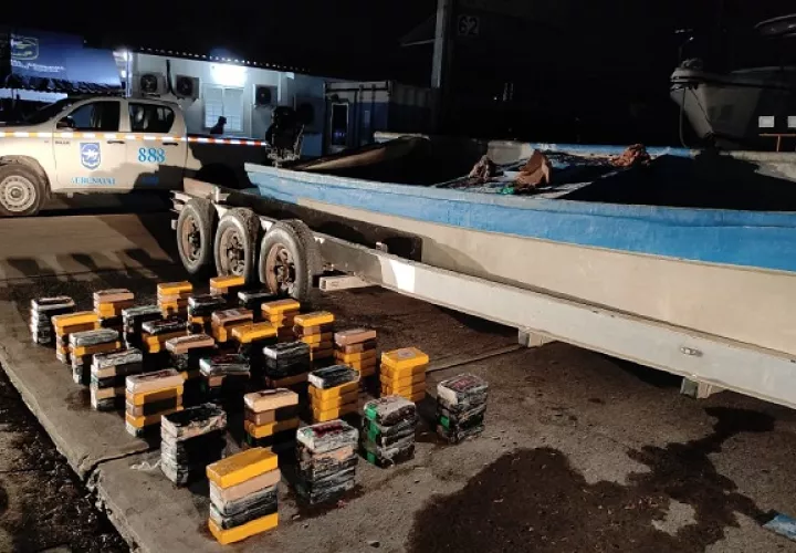 Las embarcaciones y los tres tripulantes fueron trasladados a la Base Naval Capitán de Fragata Noel Rodríguez, para las diligencias de allanamiento y registro, durante las cuales lograron contabilizar 140 paquetes de sustancia ilícita aún por determinar. Foto:Cortesía