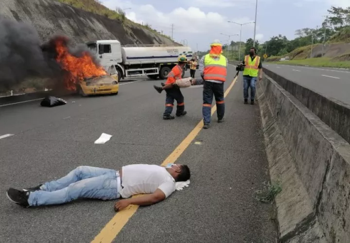 El simulacro ser trató del choque entre un camión cisterna y un taxi.