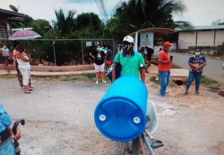 Muchos moradores aseguraron que van a las quebradas y ríos,  al estilo antiguo, para poder suplirse de agua. Foto: Melquiades Vásquez