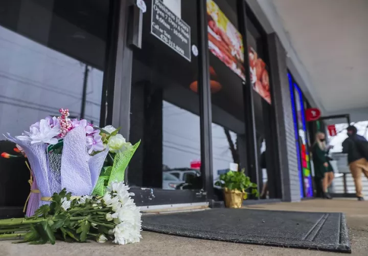 Vista de varias flores dejadas por algunas personas en honor de las víctimas del tiroteo en la entrada del spa Young's Asian Massage en Acworth, Georgia, Estados Unidos. Foto: EFE