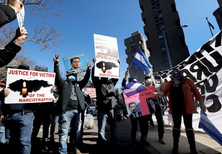 A las puertas de las cortes neoyorquinas, medio centenar de hondureños festejaban la sentencia de cadena perpetua entre vítores y cánticos. Foto: EFE