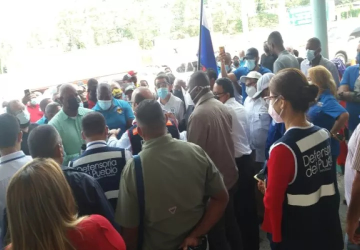 Atencio dijo que al defensor Leblanc se le pudo aclarar que el deber del transportista es brindar el servicio de transporte al usuario continuo y que basado en eso es ilegal la restricción de la salida de pares y nones.