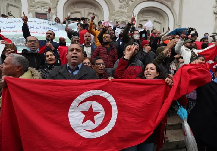  A la crisis económica en Túnez, se sumó la escasez de civismo de la ciudadanía, que no se concienció sobre la necesidad de usar la mascarilla o respetar la distancia social. Foto: EFE