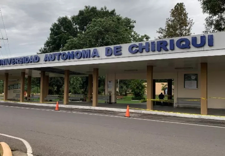 Pese al proceso que se lleva adelante ella sigue acudiendo a la universidad y realizando su trabajo por la cual fue elegida, ya que el trabajo no se puede detener.