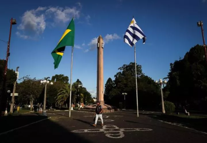 Vista de la Plaza Internacional que divide la frontera entre Brasil y Uruguay, el 30 de marzo de 2021, en Rivera (Uruguay). 