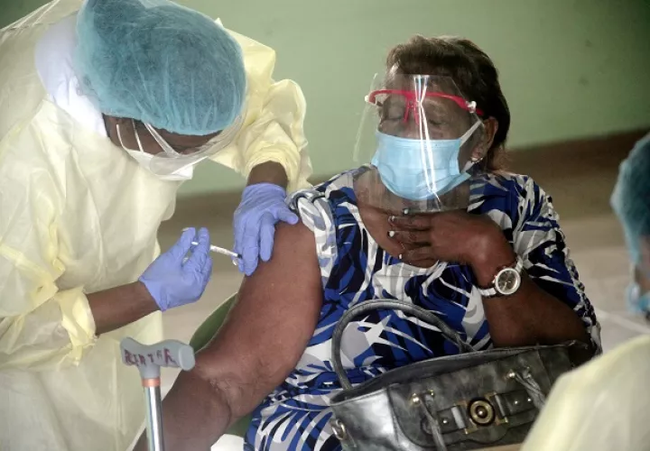 Personal de salud aplica hoy la primera dosis de la vacuna de Pfizer contra la covid-19 a una adulta mayor en San Miguelito. Foto: Víctor Arosemena