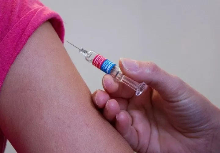 Hay vacunas para proteger a los niños, así como a los adultos jóvenes y de mediana edad contra ciertas infecciones por VPH. Foto: Pixabay / Ilustrativa