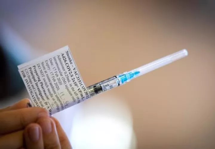 Un trabajador de la salud sostiene una vacuna contra la covid-19 de la empresa Johnson & Johnson (J&J). 
