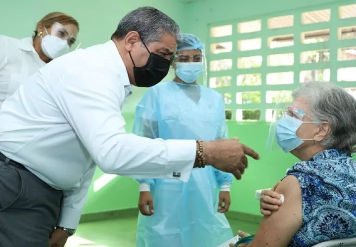 El ministro Luis Sucre recordó que la vacunación depende de las dosis disponibles.
