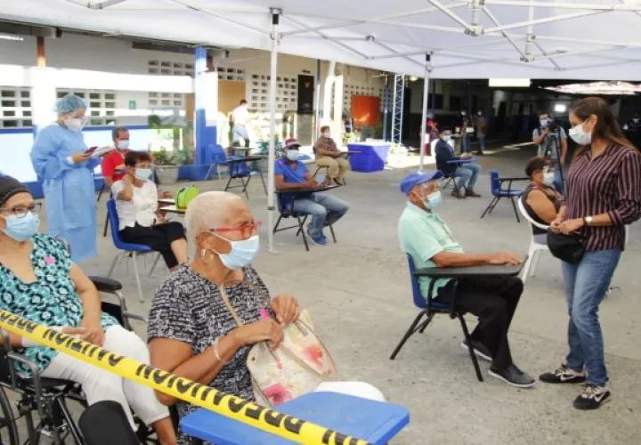 Por segundo día consecutivo este viernes continuó la vacunación a los adultos mayores de 60 años en San Miguelito.