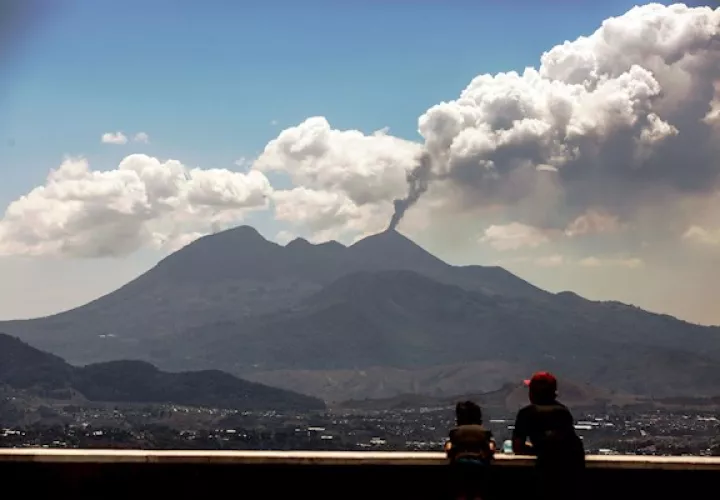 El volcán de Fuego en Guatemala continúa activo con diez erupciones por hora. Foto:EFE