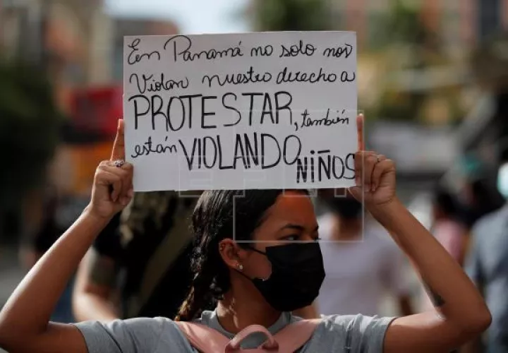 Diversas protestas se han realizado frente a la sede de la  Senniaf, contra los casos de abuso a menores ocurridos en albergues de dicha institución. Foto: EFE