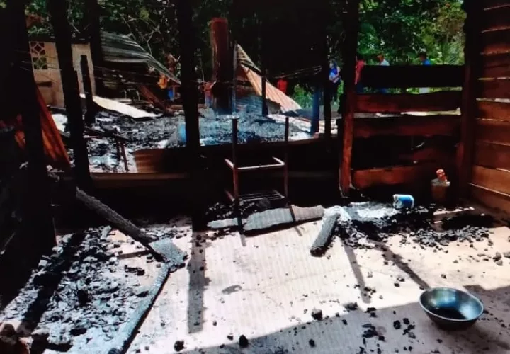 La vivienda incendiada estaba construida de madera y cemento. Foto: Thays Domínguez