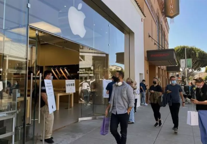 Viandantes pasean frente a la tienda Apple del barrio de la Marina de San Francisco, Estados Unidos.