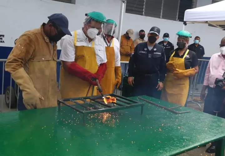 El ministro Juan Manuel Pino participó de la destrucción de las armas de fuego. Foto: Diómedes Sánchez S. 