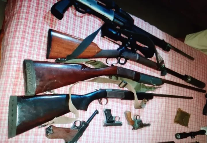 Un arsenal con armas de fuego y de pellets, así como municiones, se incautaron en Monagrillo. Foto:Thays Domínguez