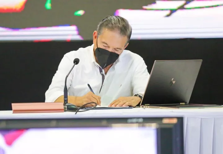 Laurentino Cortizo escucha las recomendaciones de expertos en el tema de AstraZeneca. Foto/@NitoCortizo