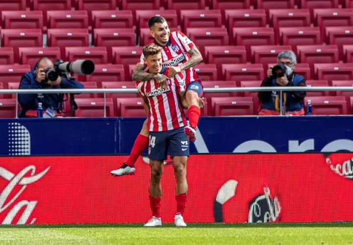 El centrocampista del Atlético de Madrid, Marcos Llorente (izq.), celebra con su compañero Ángel Correa su gol ante el Eibar. Foto: EFE