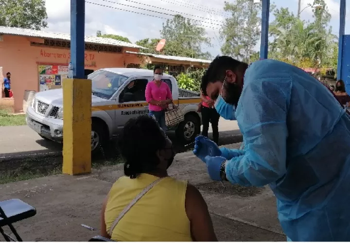 Los equipos de salud han intensificado los hisopados en centros comerciales, eventos deportivos, entre otras áreas. Foto: Thays Domínguez