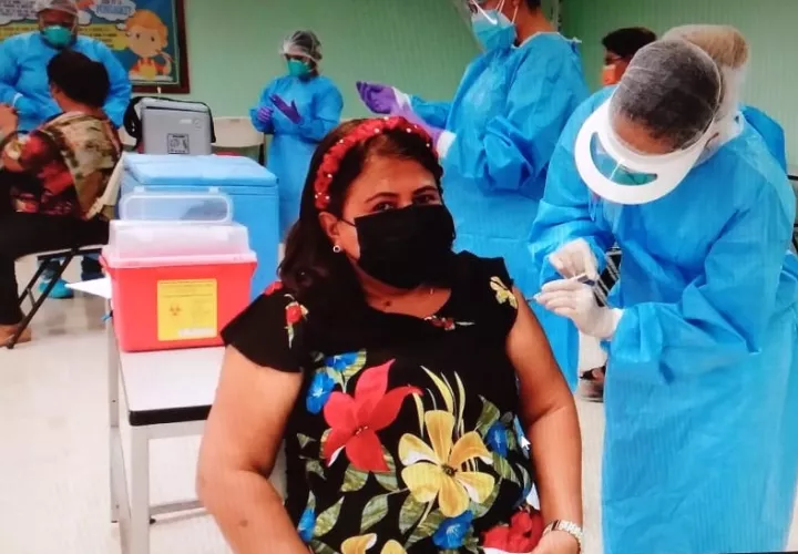  El proceso de vacunación se efectuó de forma rápida y ordenada. Foto: Thays Domínguez