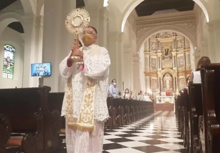El arzobispo José Domingo Ulloa bendijo a Panamá con el Santísimo. 