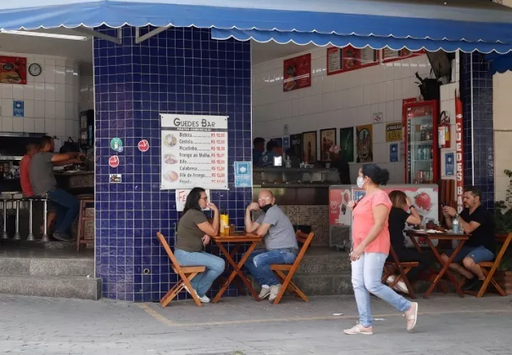 Bares y restaurantes reabrieron sus puertas el pasado 24 de abril en Sao Paulo, el estado más azotado por la pandemia de la covid-19 en Brasil. Foto: EFE